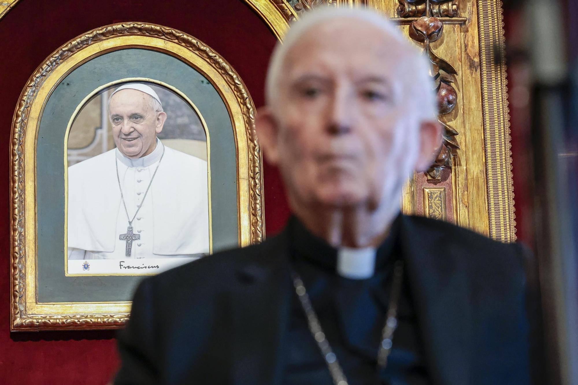 El cardenal Antonio Cañizares delante de una fotografía del papa Francisco, en una imagen de archivo.