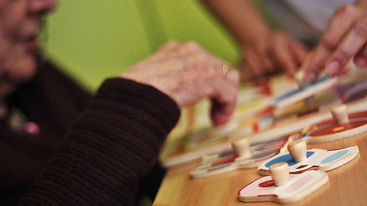 Una paciente realiza actividades en un centro de día para personas con alzhéimer.