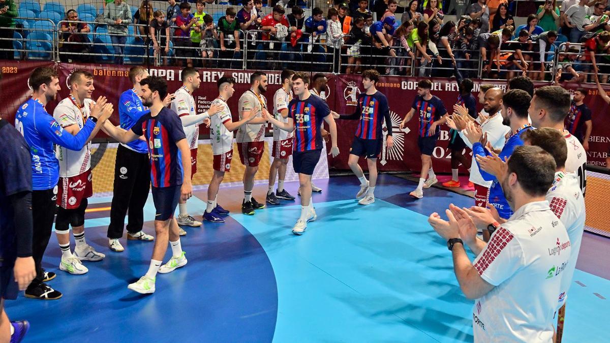 Precioso gesto del BM Logroño con los campeones