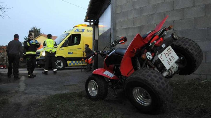 El quad se retiró de la pista para favorecer las labores de la ambulancia. // Bernabé/Javier Lalín