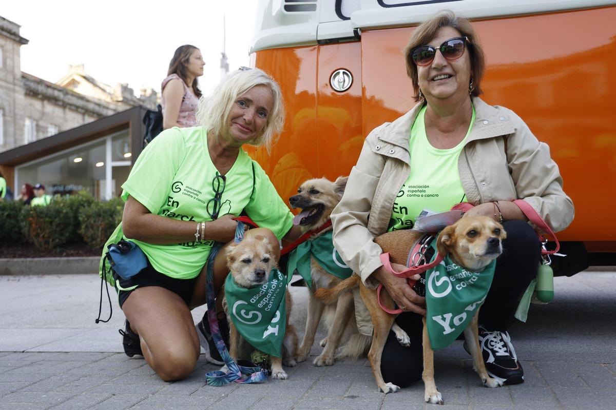Con sus mascotas acudieron Guadalupe Bouzas y Geni Ambroa, esta última superviviente de cáncer.