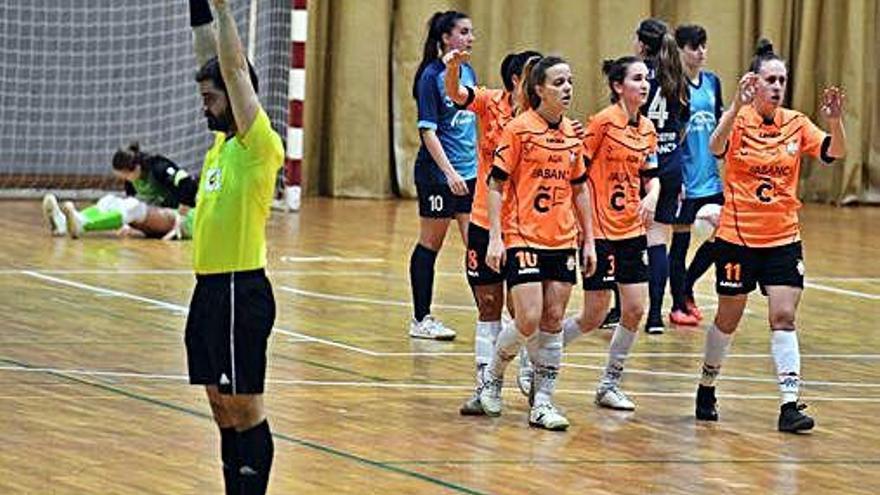 Las jugadoras del Viaxes Amarelle celebran un gol en un partido de la primera vuelta.