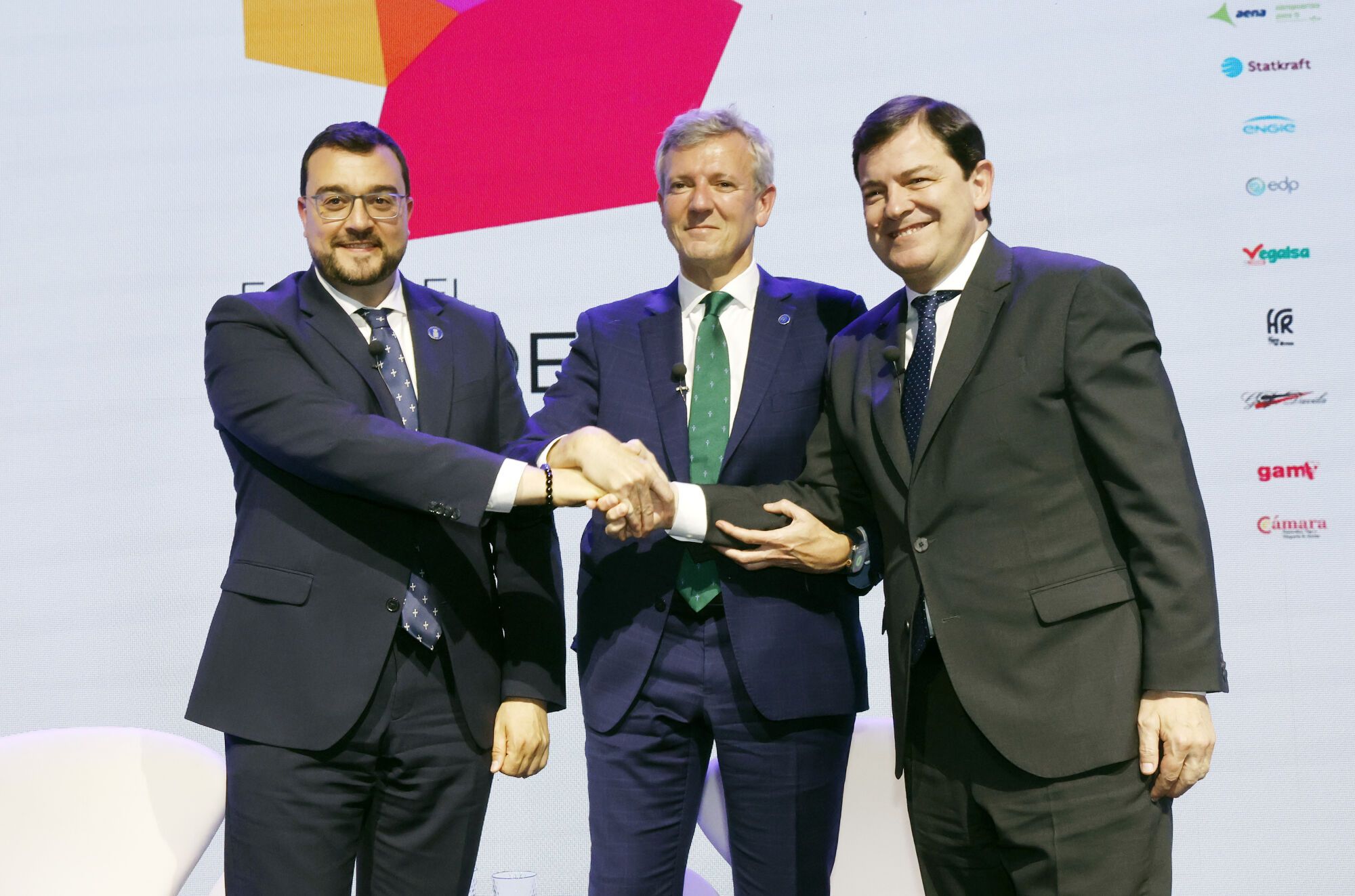 Un momento de la mesa "Oportunidades del Noroeste’", moderada por el director de Faro de Vigo, con Alfonso Rueda, presidente de la Xunta de Galicia, Adrián Barbón, presidente del Principado de Asturias, y Alfonso F. Mañueco, presidente de la Junta de Castilla y León.