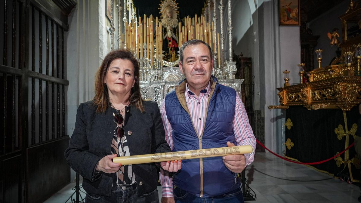 Representantes de Alcer con el cirio que portará en el paso la Virgen de las Lágrimas durante la Semana Santa 2025.