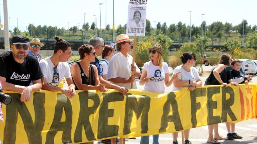 Una vintena de persones esperava Dolors Bassa fora de la presó de Figueres