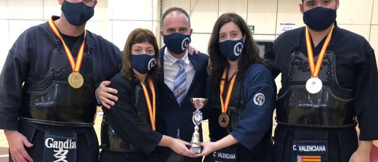 Los medallistas gandienses con el juez árbitro del CKG. | CLUB DE KENDO GANDIA