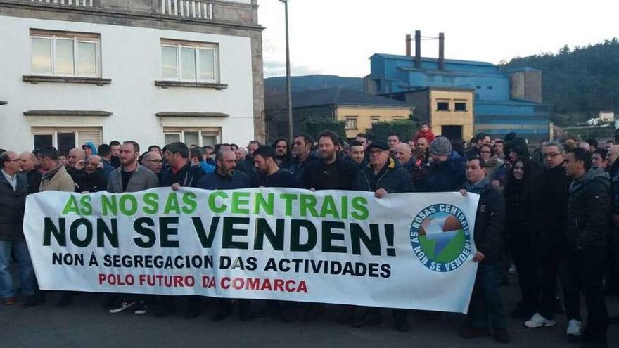 Protesta de trabajadores de Ferroatlántica, en Cee, contra la venta de las centrales.