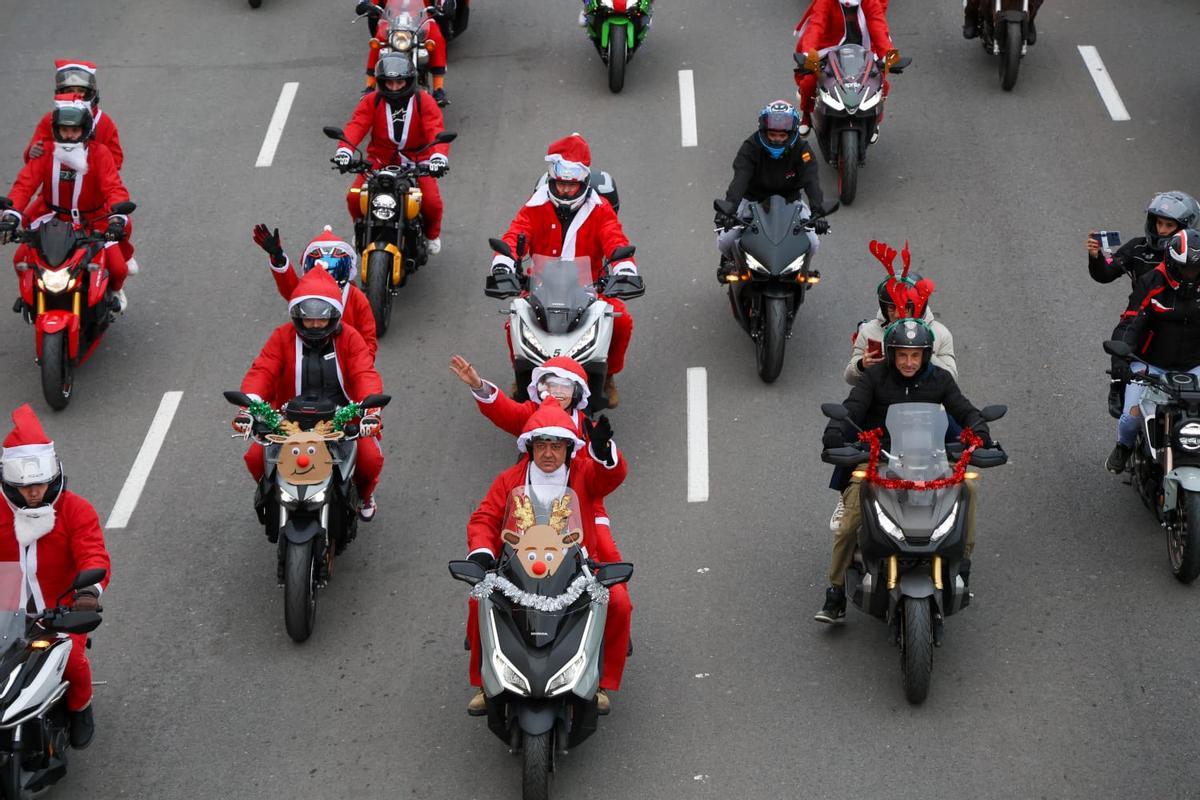 'Papanoelada' motera recorre las calles de València