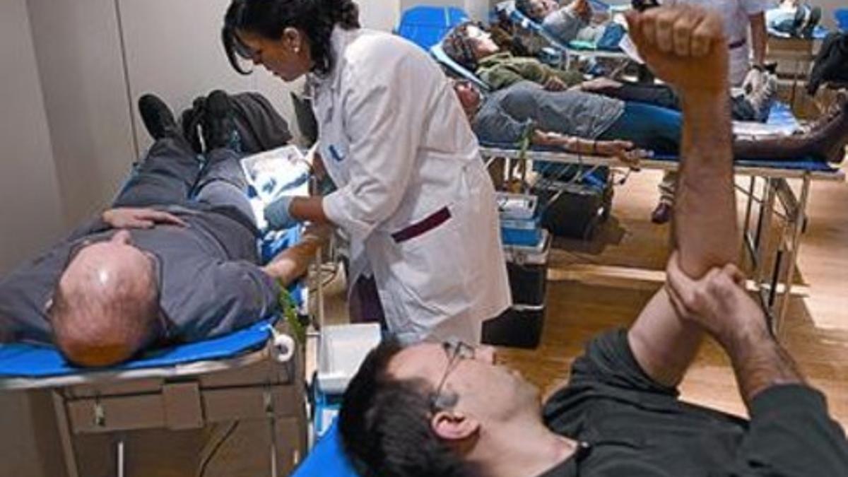 Donantes de sangre en Barcelona, en enero del 2011.