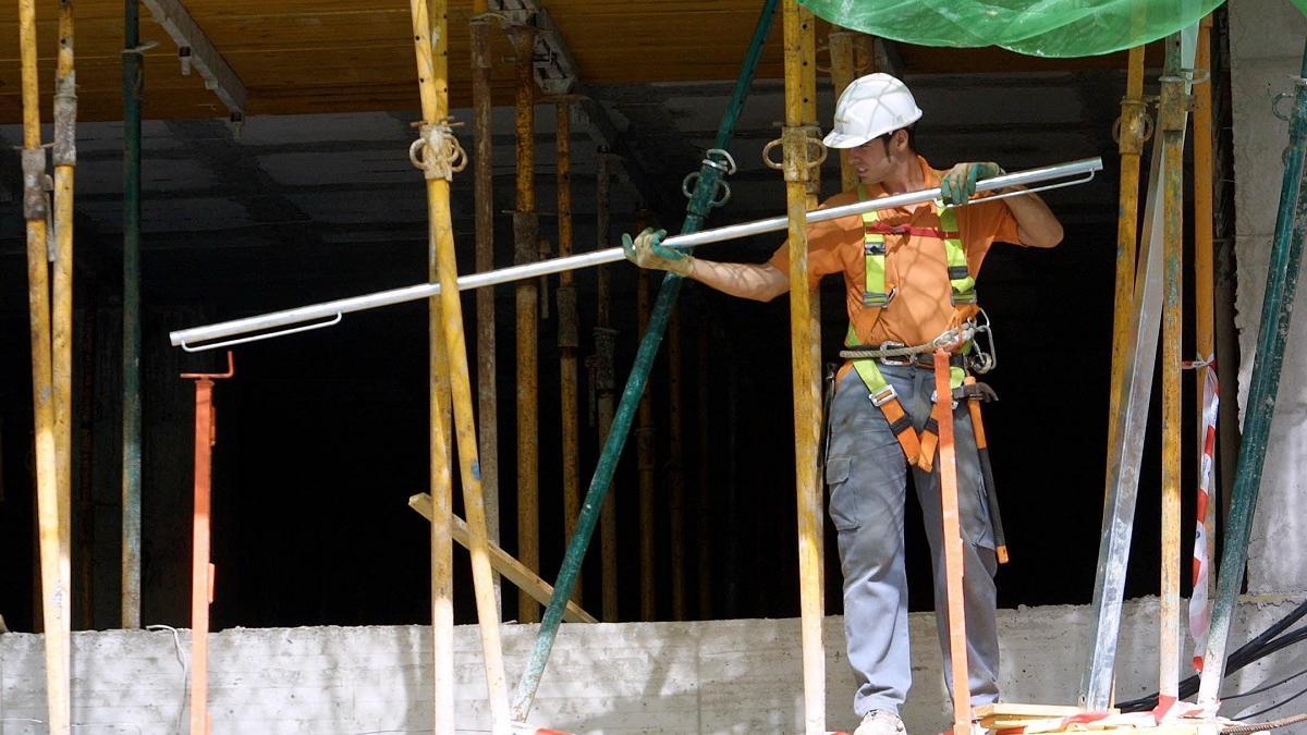 Un trabajador de la construcción en una obra en Málaga.