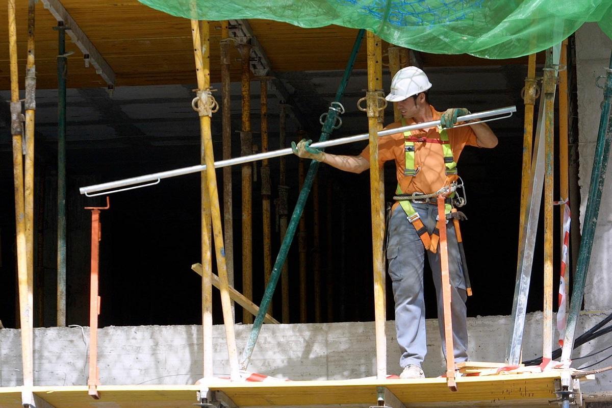 Un trabajador de la construcción en una obra en Málaga.