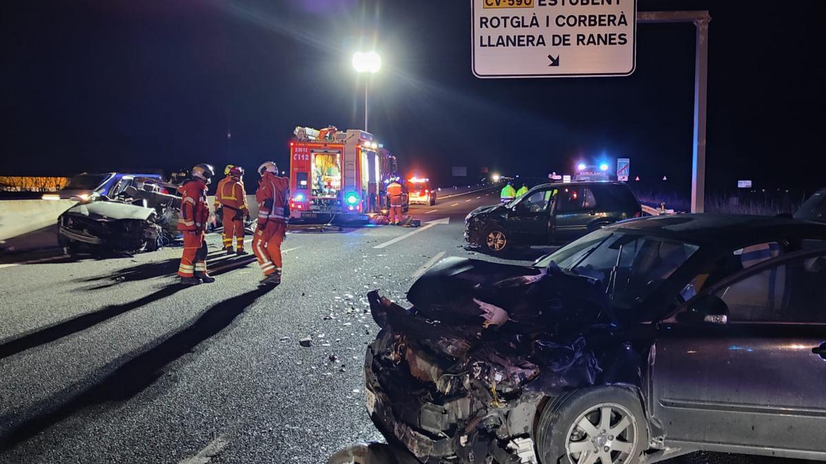 Los bomberos rescatan a las víctimas del choque en la A-7.