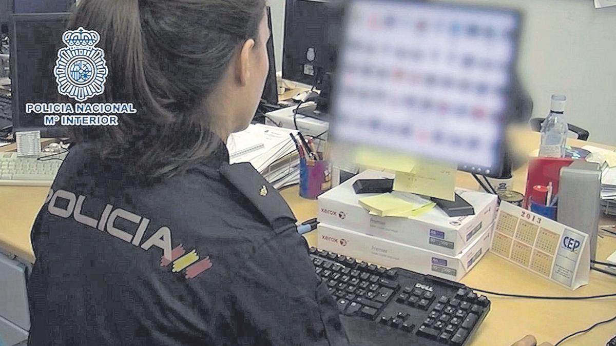 Una policía nacional analiza unos archivos informáticos en una anterior operación contra la pornografía infantil.
