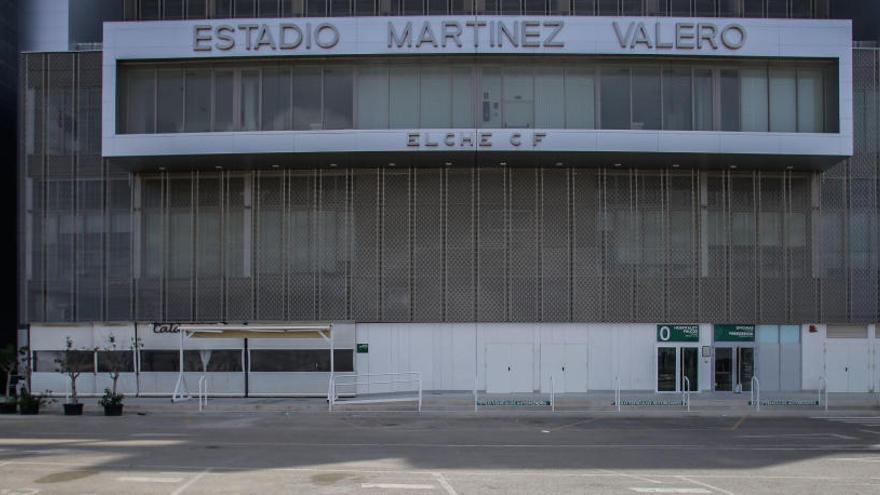 El estadio Martínez Valero cerrado ante la situación de cuarentena que vive el club