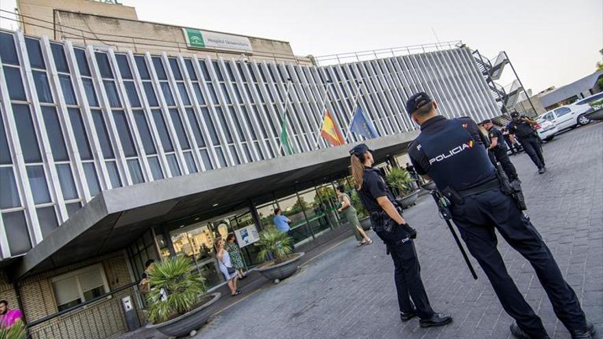 Muere una mujer seccionada por un ascensor en el hospital de Valme