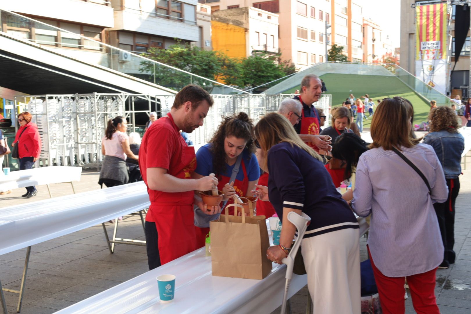 FOTOGALERÍA I Las imágenes de la Nit de la Xulla y del encuentro de elaboración de allioli de las fiestas de Vila-real