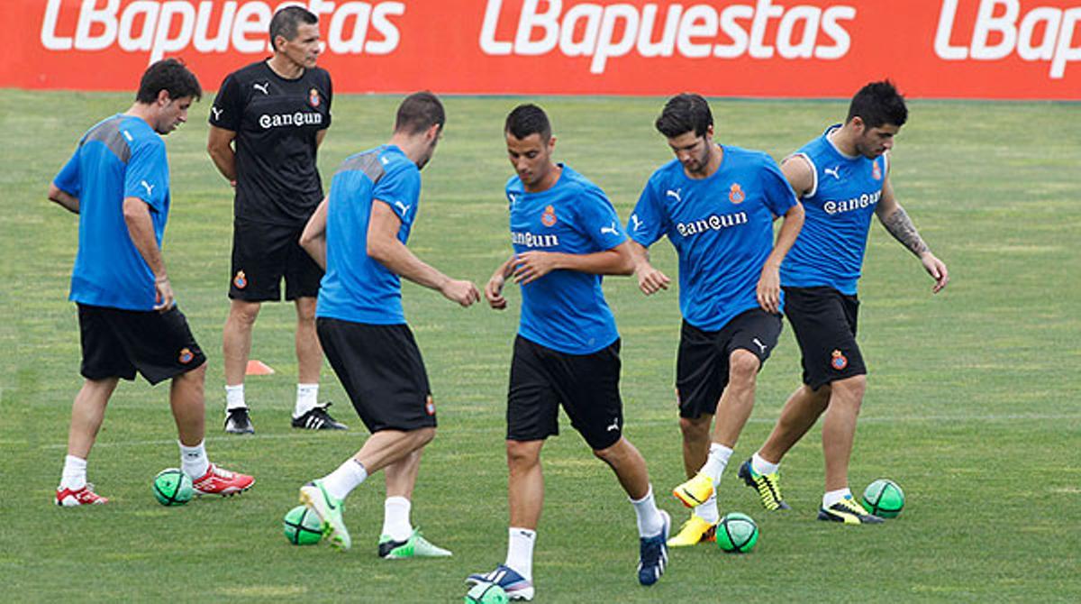 Javier Aguirre dirigeix els seus jugadors en la primera sessió de la temporada, a la ciutat esportiva de Sant Adrià.