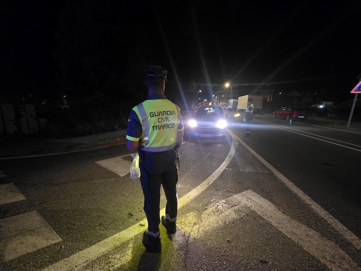 La Guardia Civil en una de las carreteras de salida de Cambados, hoy.