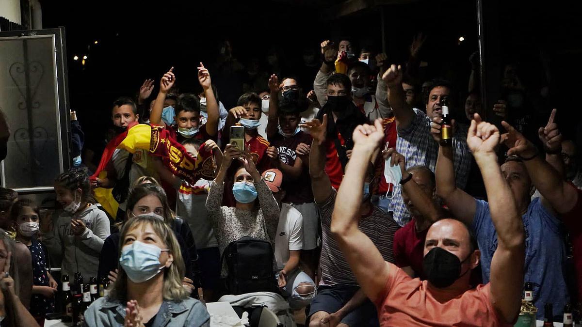 Aficionados de San Marcial, en el bar El Cruce, celebrando la parada de Unai Simón a  Locatelli