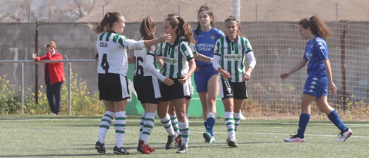 Las jugadores del Córdoba Femenino celebran un gol ante el Real Betis B en la Ciudad Deportiva.