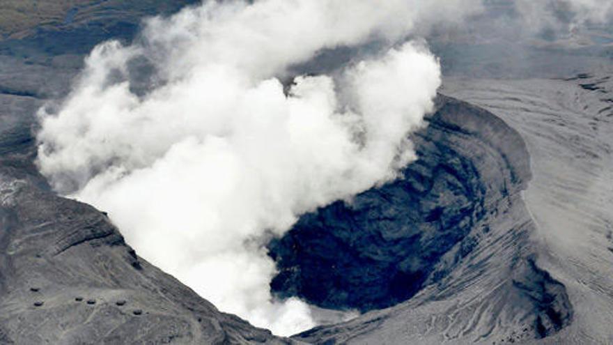 El volcán Aso entra en erupción.