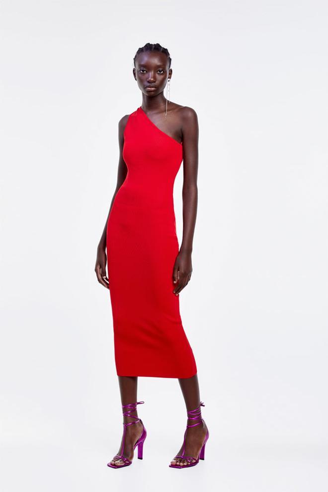 Vestido tubo asimétrico en color rojo, de Zara