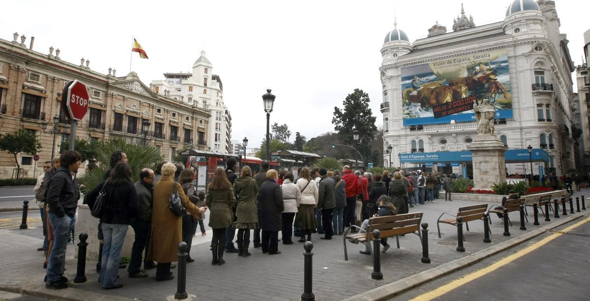 Colas en la Fundación Bancaja para ver &quot;Visión de España&quot; en enero de 2010.