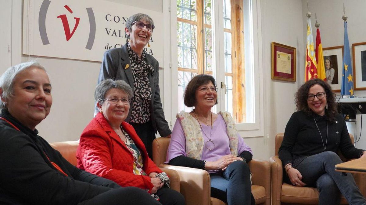 Dolors Pedrós, de pie; sentadas: Begoña Martínez, Inmaculada Vidal, Pepa Frau e Irene Ballester. | ARCHIVO CVC