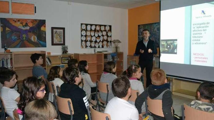 Conferencia sobre el pago de impuestos en el colegio de O Foxo