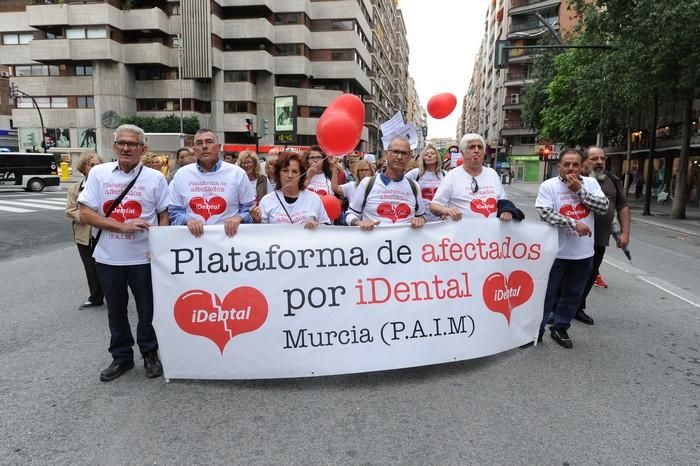 Manifestación de afectados por el cierre de iDenta