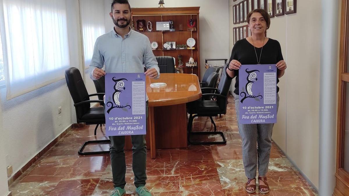 El alcalde Falomir y la edila Huguet, con los carteles de la Fira del Mussol.