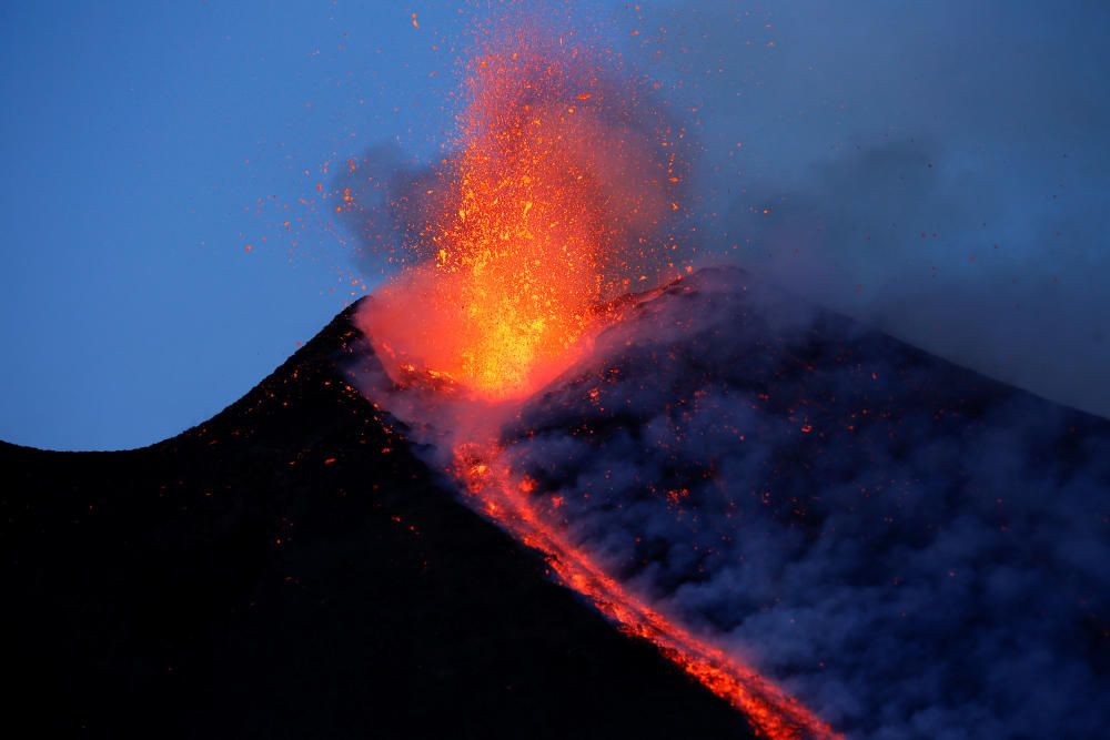 El volcán Etna, en la isla italiana de Sicilia, entra en erupción.