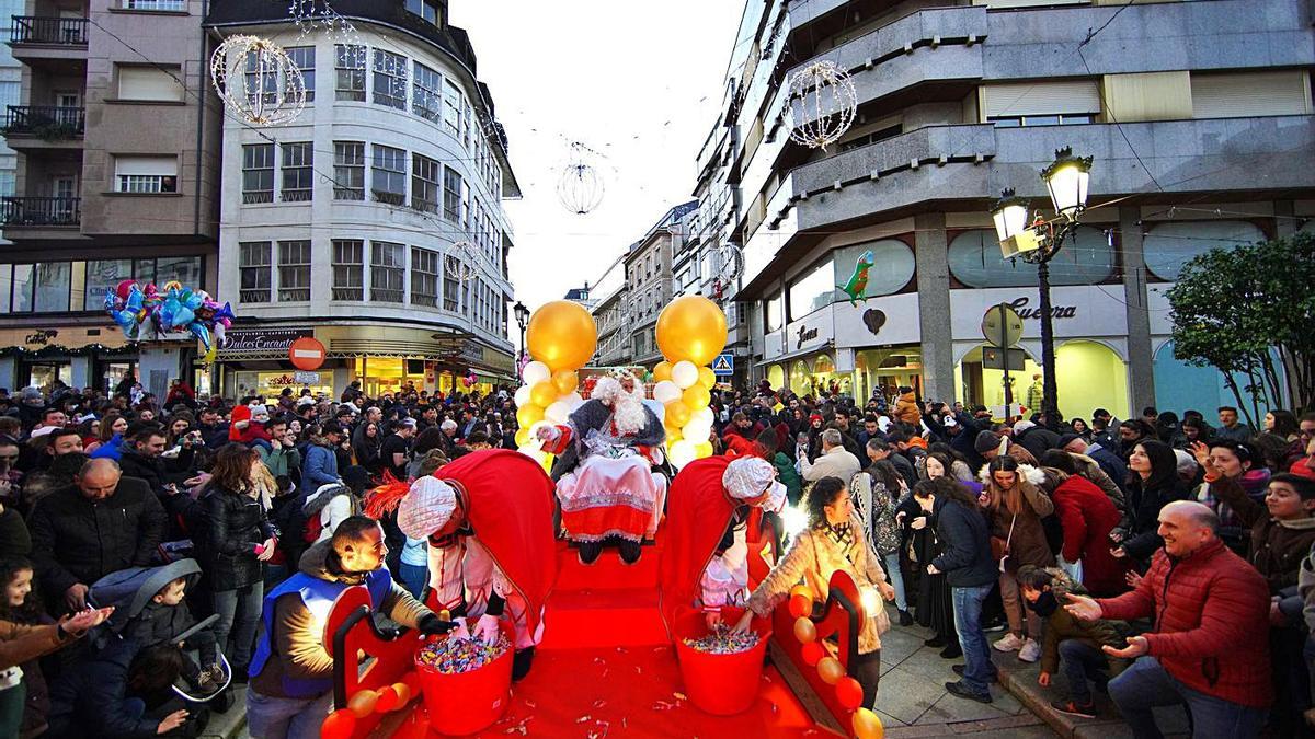 La carroza de Melchor reparte caramelos a su paso por el Kilómetro Cero el 5 de enero de 2020.