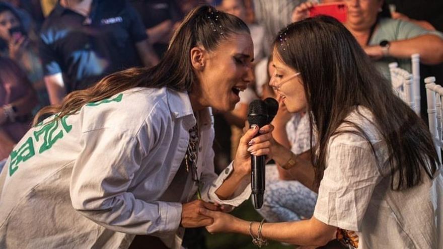 India Martínez le dedica un concierto a una paciente muy especial del Reina Sofía