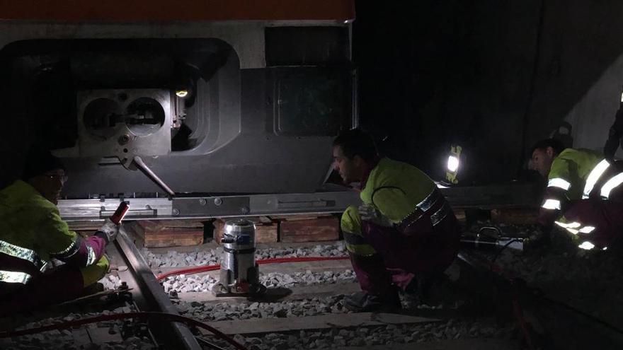 Tècnics de Renfe treballen per encarrilar el tren accidentat al túnel de Toses