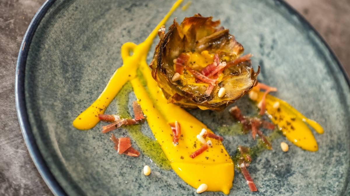 &quot;Flor de alcachofa con escabeche de granada mollar, virutas de jamón ibérico y piñones tostados&quot; del restaurante La Posada de Torrellano.