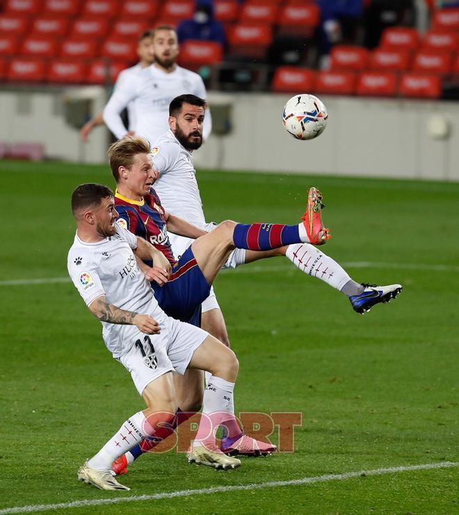 Frenkie de Jong en el partido de LaLiga entre el FC Barcelona y el Huesca disputado en el Camp Nou.