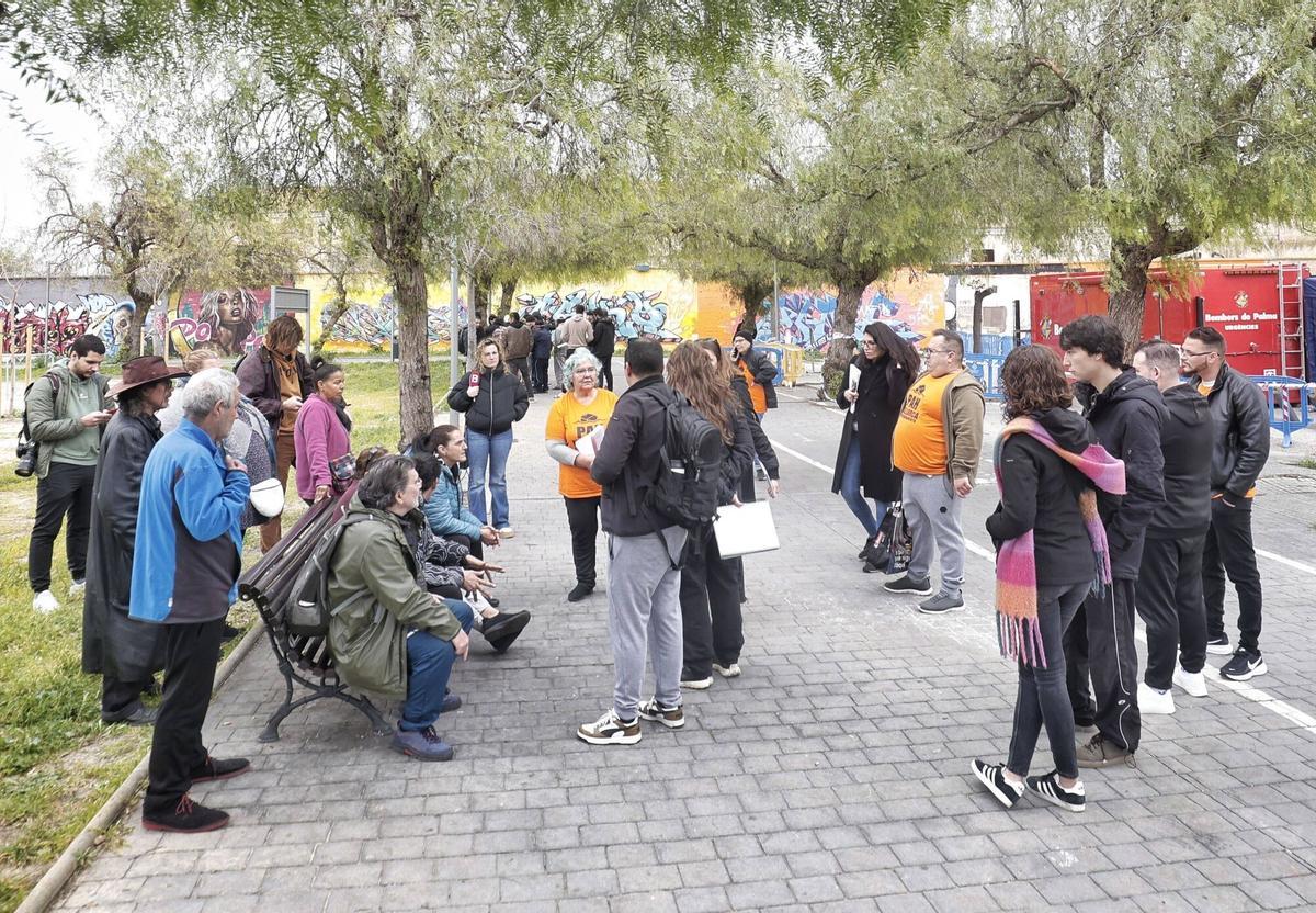 Miembros de la PAH y abogados asesoran a los afectados por el desalojo de la antigua prisión de Palma Miembros de la PAH y abogados asesoran a los afectados por el desalojo de la antigua prisión de Palma