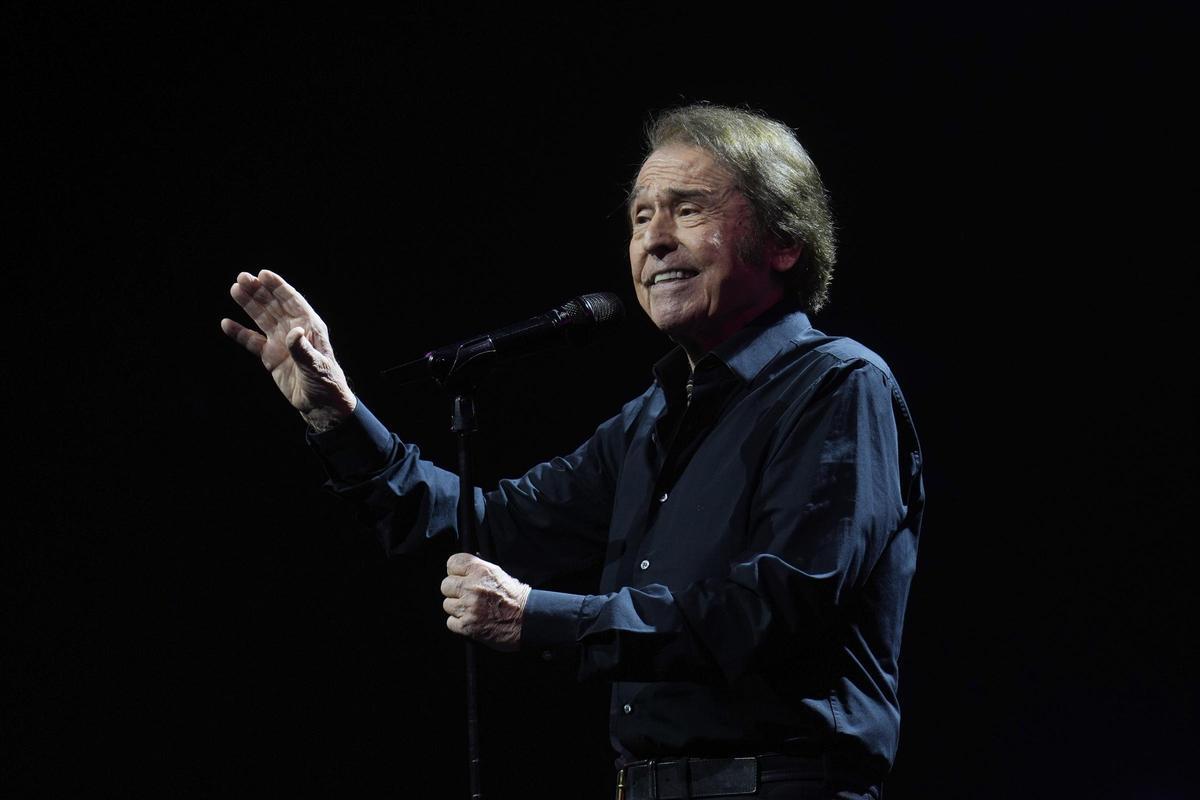 Raphael, durante su concierto de este domingo en Madrid.