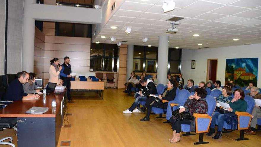 Asistentes a la reunión de ayer en el Concello de Moaña . // Gonzalo Núñez