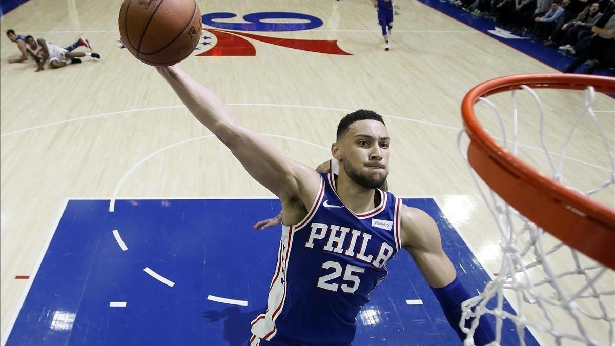 Ben Simmons vuela hacia el aro en un partido de la temporada ante los Knicks