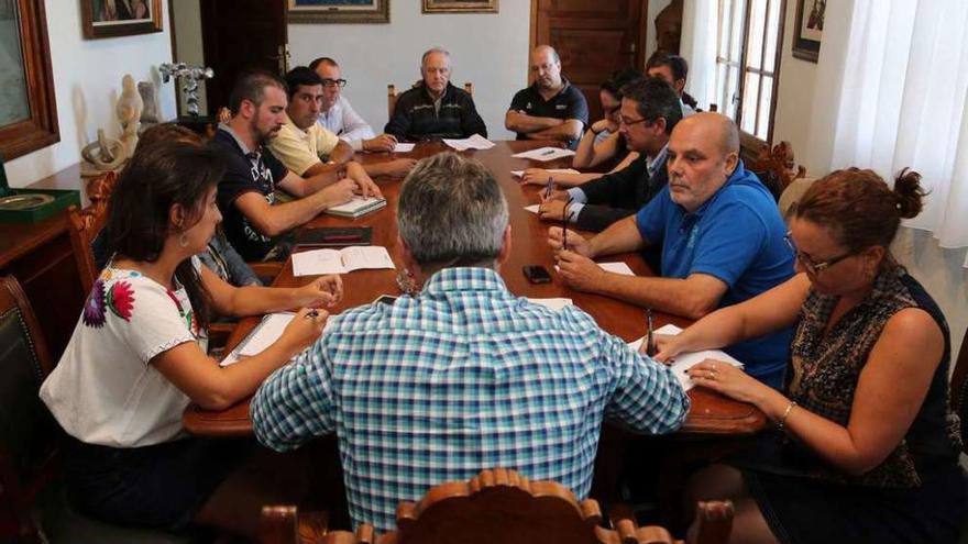 La reunión del Consello Local de Turismo celebrada ayer en la casa consistorial. // Muñiz