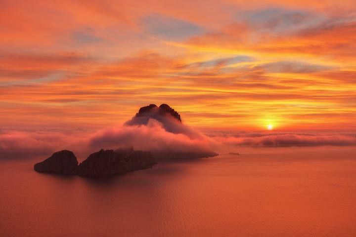 José Antonio Hervás La mejor puesta de sol y es Vedrà. Marzo de 2015. «El mar estaba cubierto de nubes que se abrieron poco a poco, dejando ver es Vedrà justo en el momento de la puesta de sol. El color anaranjado-rojizo es precioso», relata Hervás.