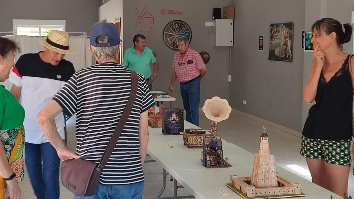 Visitantes observan la exposición de puzles y maquetas en Morales de Toro.