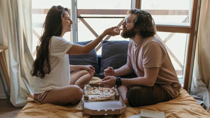 ¿Comes a deshoras? La psicóloga nos da las claves para superar el hambre emocional