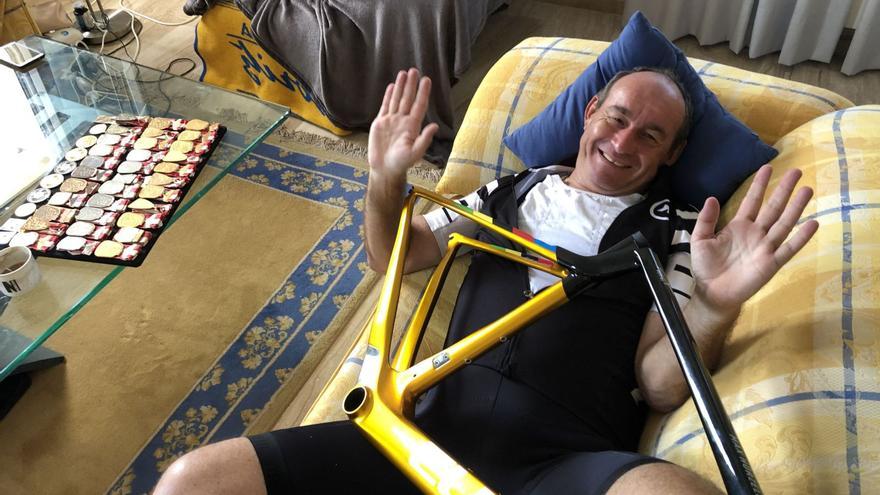 Auf Mallorca fühlt sich Hürzeler pudelwohl. Vom Fahrrad kann er sich selbst auf der Couch nicht trennen.  | FOTO: SEBASTIÁN TERRASSA