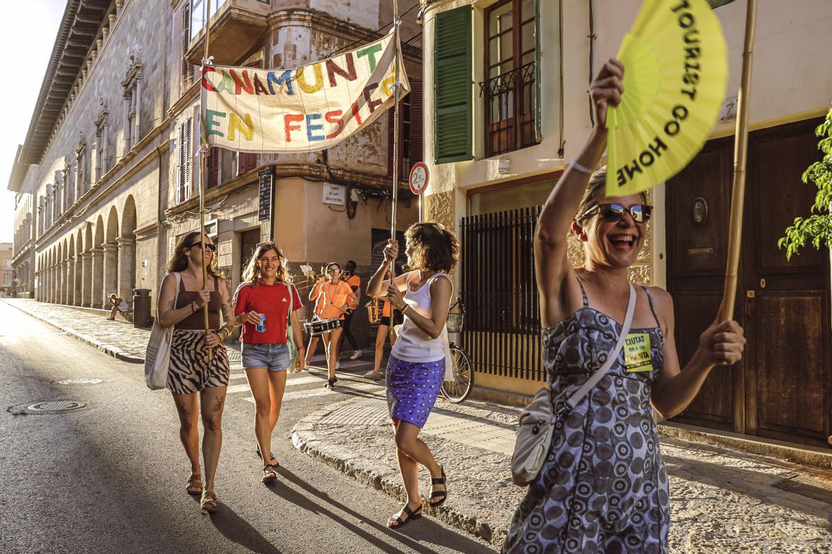 Vecinos de la Calatrava y Canamunt, muchos vestidos de verde y con ramas de árboles, se unen durante sus cercavilas para homenajear a los bellasombras talados en la plaza Llorenç Villalonga.