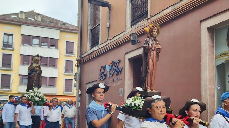 Santiago y Santa Ana salen en procesión en Grado, que celebró una multitudinaria misa asturiana con gaita
