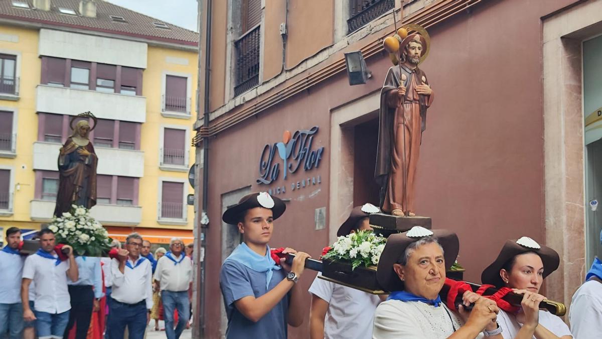 Santiago Peregrino sale de procesión en Grado