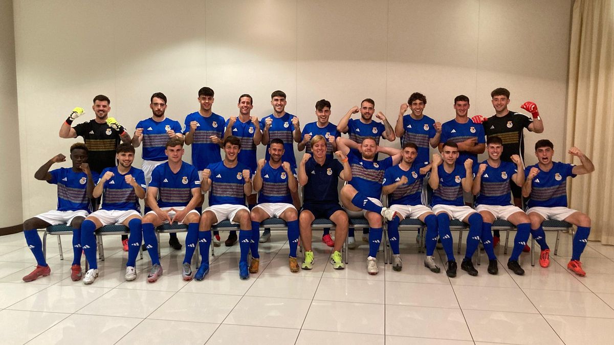 La selección aragonesa se hace una foto antes de la final de la Copa de las Regiones de la UEFA